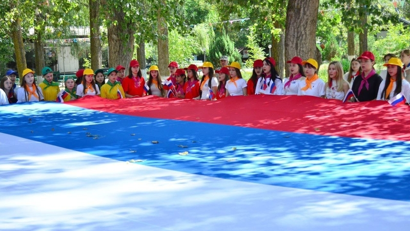 В детском лагере Будённовского округа отметили День флага РФ