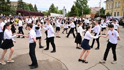 На площади Будённовска вальсировали 100 пар в честь 79-й годовщины Победы