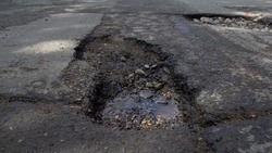 В Михайловске с мая не могут починить тротуар 