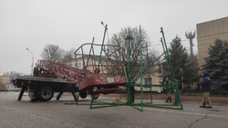 Новогоднюю ёлку устанавливают рабочие на центральной площади Будённовска