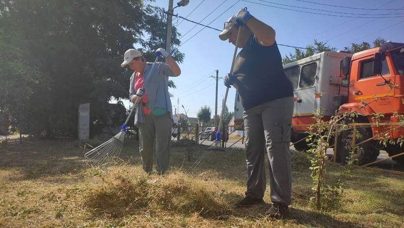 В Будённовске приводят территории в порядок и убирают сорняки