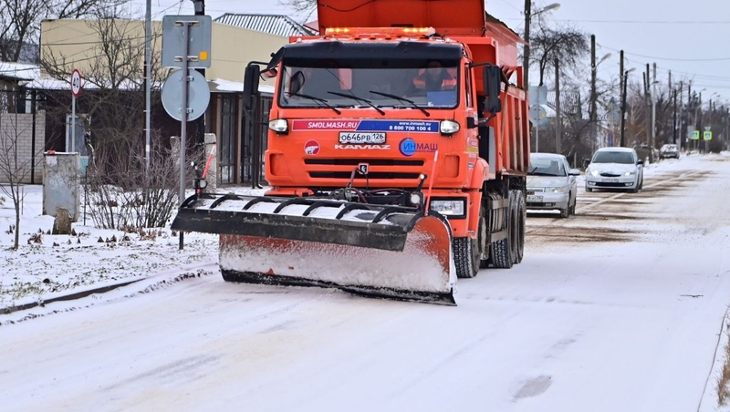 Будённовские коммунальщики посыпали и расчищали дороги из-за снегопада всю ночь