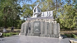 Ремонт аллеи в Стародубском и спортзала в Тереке проверил глава округа