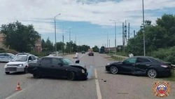 В Будённовском округе Toyota столкнулась с Lada Priora — двое пострадали