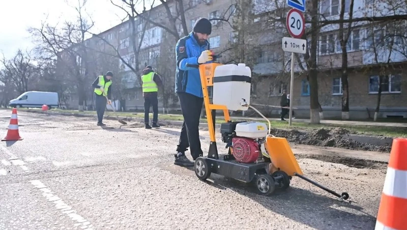 В Будённовске стартовал ямочный ремонт дорог
