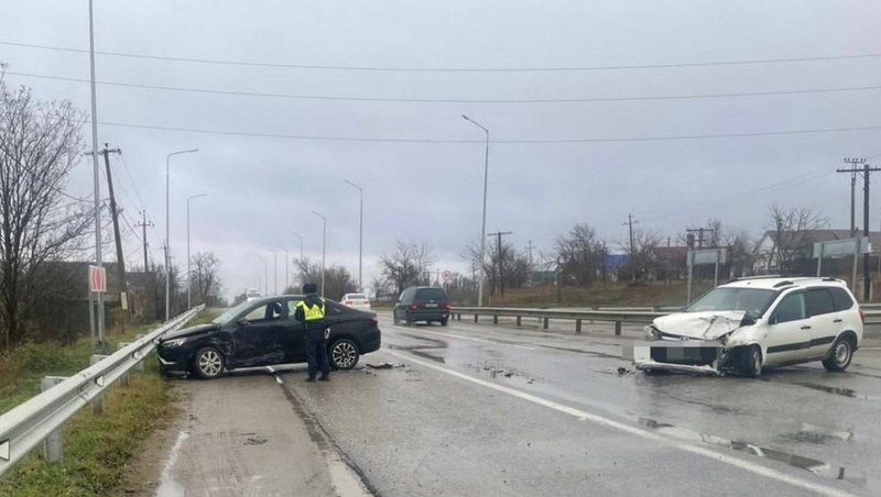 В Будённовском округе водители пострадали в результате столкновения легковушек