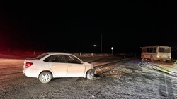 Два жителя Будённовска пострадали при столкновении легковушки с автобусом