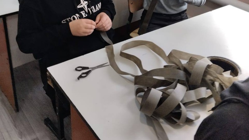 Ученики сельской школы в Будённовском округе изготовили более 60 маскировочных сетей