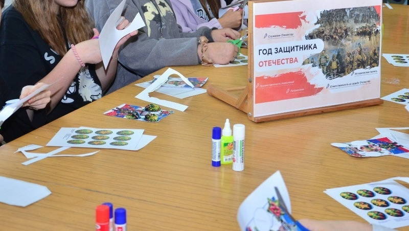 Школьники Будённовска изготовили сувениры для ветеранов