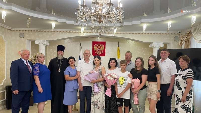 Медалями «За любовь и верность» в Будённовске наградили семьи-юбиляры