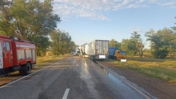 Два грузовика столкнулись из-за нарушения правил обгона в Будённовском округе