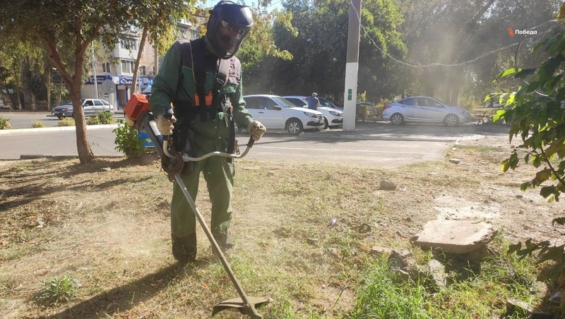 Сезонные работы по благоустройству улиц ежедневно проводятся в Будённовске