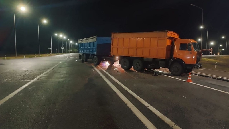 В ДТП с КамАЗом в Будённовском округе погибла женщина и ещё три ранены