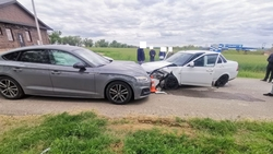 Лихачка на «Ладе» наехала на припаркованный автомобиль в Будённовском округе