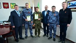 В Будённовске наградили героев, спасших отца и дочь на реке Куме