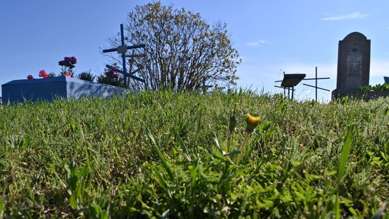 Коммунальщики Будённовского округа вывезли мусор с местных кладбищ