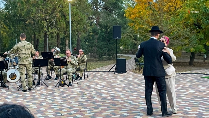 Танцы и оркестр: В Будённовске провели праздник для пожилых людей