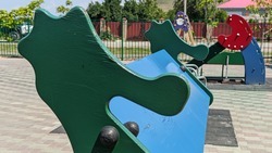 Детскую площадку достраивают в посёлке Катасон