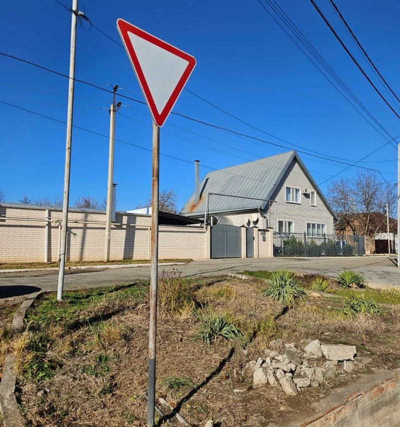 Подрядчик незаконно заработал 2,7 млн рублей на дорожных знаках в Будённовске