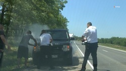 На Ставрополье полицейские помогли водителю потушить загоревшийся внедорожник 