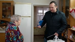 Администрация Будённовского округа поздравила жительницу с 90-летием