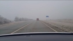 Гололёд и сильный ветер затрудняют дорожное движение в двух округах Ставрополья