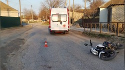 Пьяный мотоциклист без водительских прав совершил ДТП в Будённовском округе