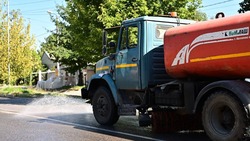 В Будённовском округе ежедневно поливают 20 км дорог