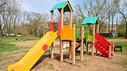 В Будённовске завершается строительство детской площадки