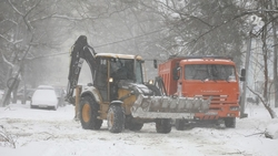 Заснеженные дороги продолжают расчищать в Будённовском округе