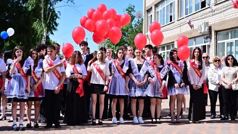 В Будённовске прозвенел последний звонок для 400 выпускников