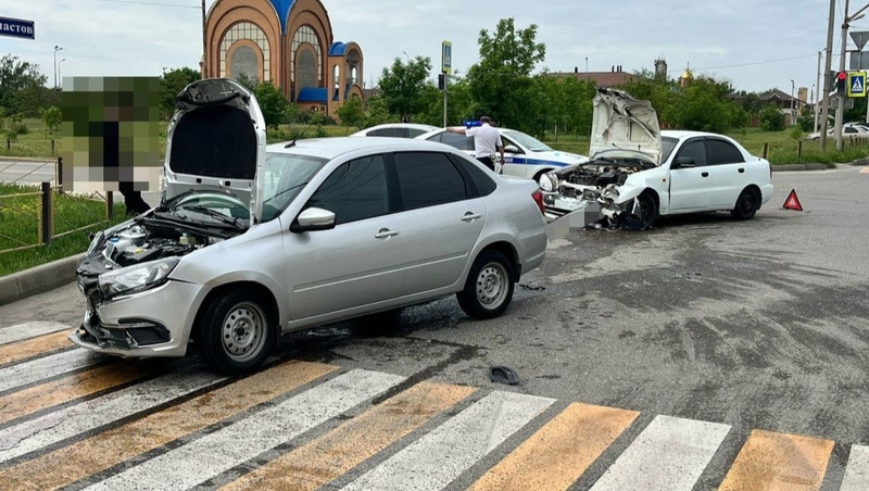 Водители двух легковушек пострадали в ДТП в Будённовске