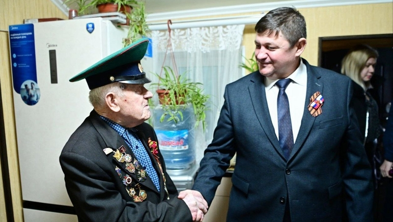 Глава Прикумья поздравил ветерана с наступающим Днём защитника Отечества
