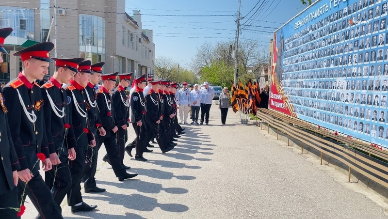 Красные гвоздики, песни и минута молчания: в Будённовске торжественно открыли «Стену памяти»