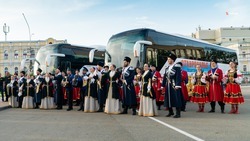 Ключи от новых автобусов вручили коллективу казачьего ансамбля «Ставрополье» 