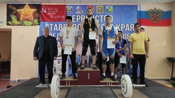 Сборная Будённовского округа завоевала золото на первенстве по тяжёлой атлетике